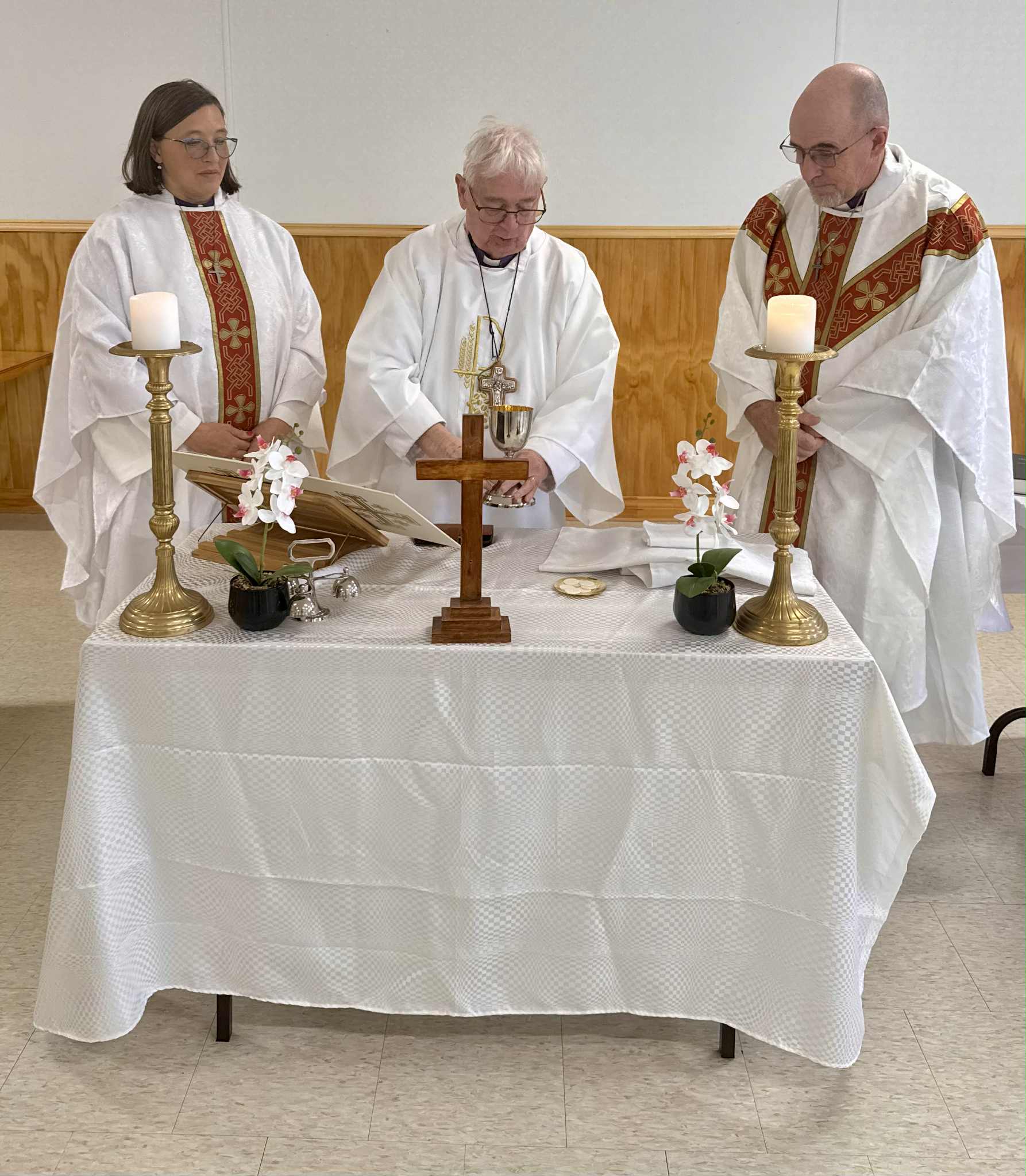 3BishopsConfectEucharist 3BishopsConfectEucharist