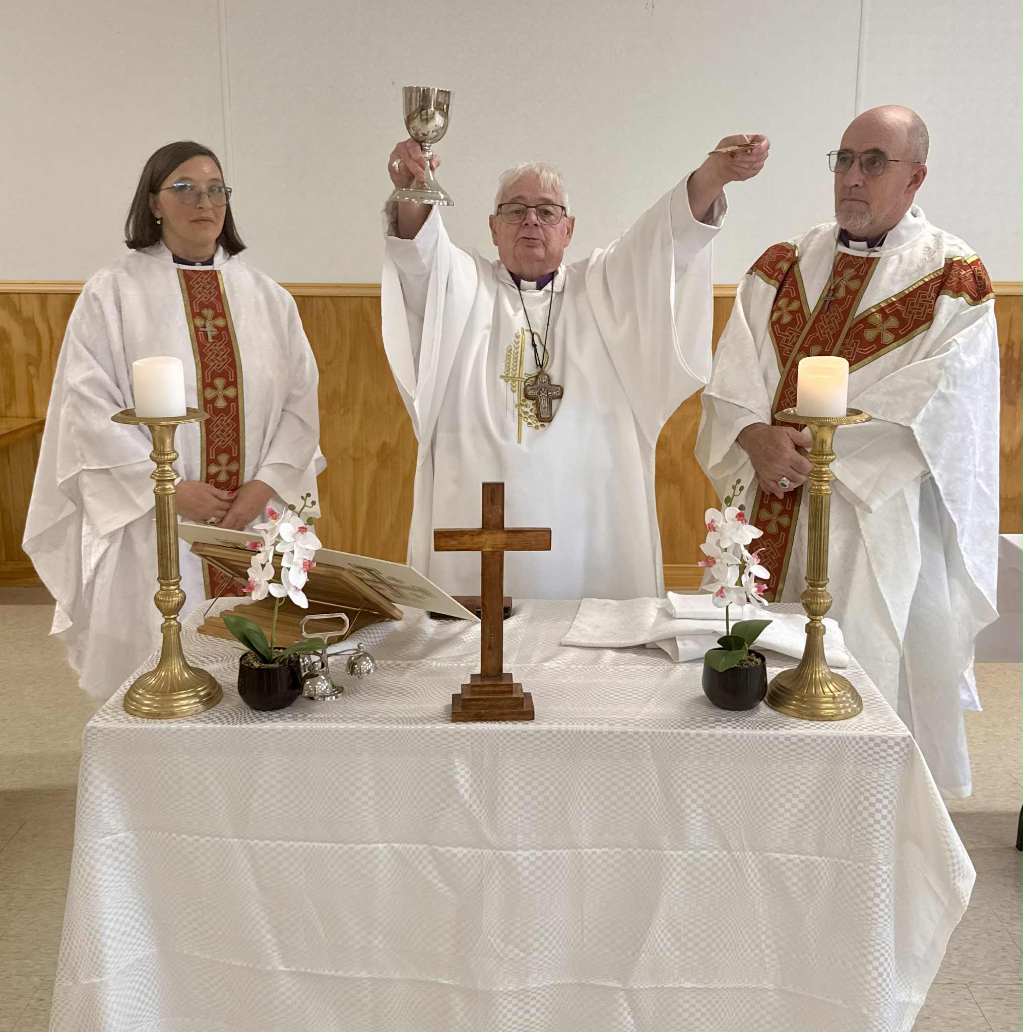 3BishopsConfectEucharist2 3BishopsConfectEucharist2